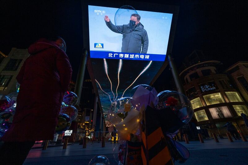 北京街头的一个电视屏幕上显示习近平在冬奥开幕式上。（美联社）