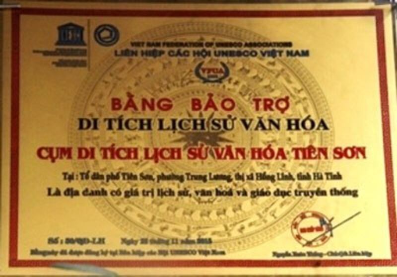 Bằng bảo trợ của Liên hiệp các Hội UNESCO Việt Nam cho Di tích Tiên Sơn. Ảnh minh họa. 