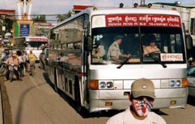 Xe bus chở những người Thượng từ Việt Nam trốn sang Campuchia. AFP