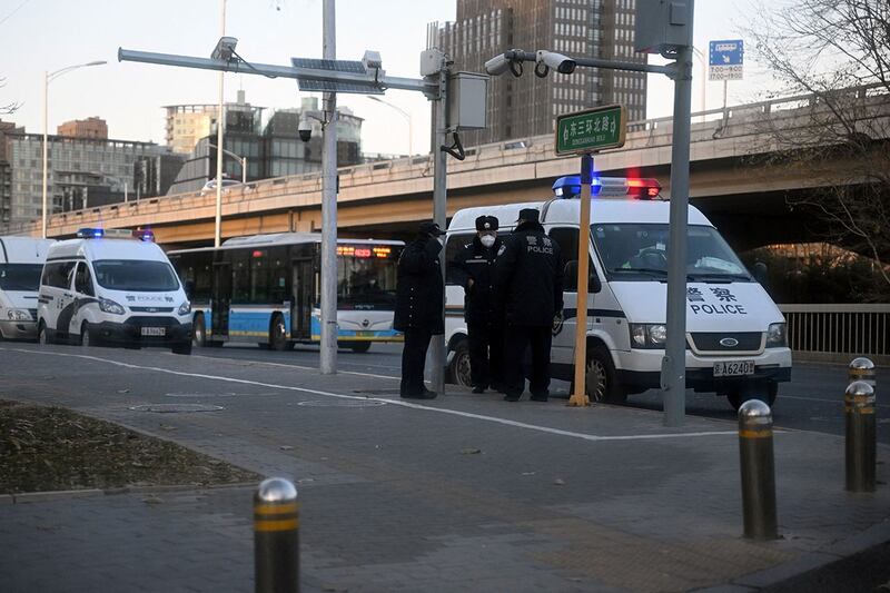 资料图片：2022年11月29日，北京，警察在亮马河沿岸的一条道路上巡逻。（法新社）