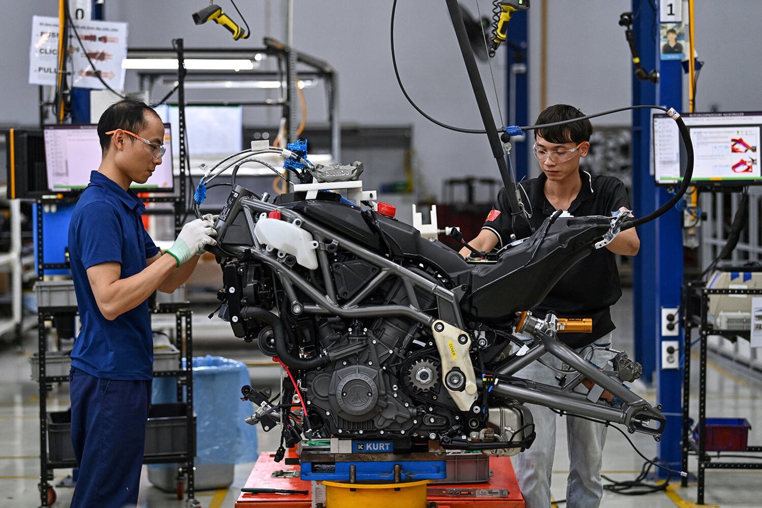 Trabajadores ensamblan una motocicleta en la fábrica de Northstar Precision Vietnam en la provincia de Vinh Phuc, el 30 de agosto de 2023.