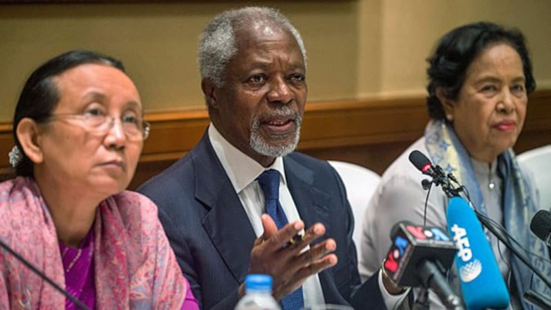 Former UN chief Kofi Annan (C), head of a nine-member advisory commission on Myanmar's Rakhine state, delivers an address at a press conference in Yangon, flanked by panel members Mya Thidar (L) and Saw Khin Tint (R), Dec. 6, 2016.