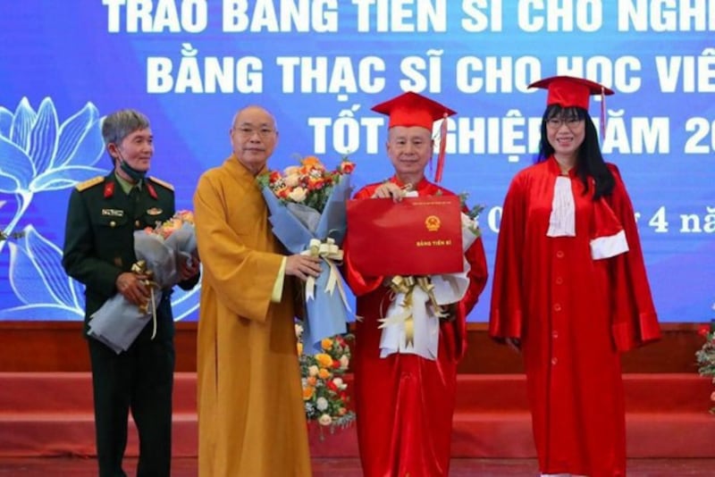 Thich Chan Quang receives his doctorate from Hanoi Law University in March 2022. (GHPGVN)