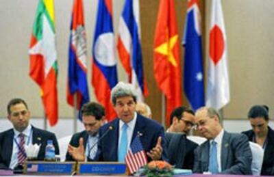 Ngoại trưởng Mỹ John Kerry (giữa) nói chuyện tại một buổi họp của ASEAN tại Trung tâm Hội nghị Quốc tế Myanmar (MICC) ở Naypyidaw hôm 09/8/2014. AFP photo