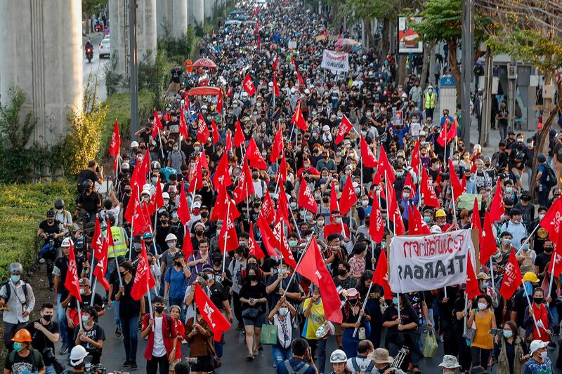 2021 年 3 月 6 日，在泰国曼谷举行更大规模的示威活动，抗议者游行到刑事法庭，声援被拘留的学运领导人。 （美联社）