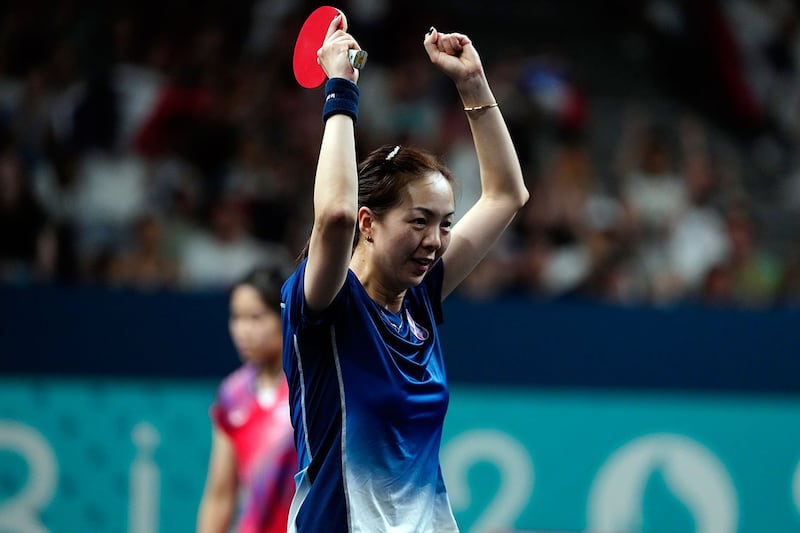 2024年8月5日，巴黎奥运会，法国选手袁嘉楠在女子乒乓球团体赛中战胜泰国选手后庆祝。（路透社）