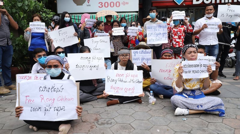 Protesters call outside Phnom Penh's Municipal Court for the release of Cambodian union leader Rong Chhun, Aug. 5, 2020.