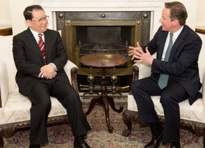 Li Changchun (l) meets with UK Prime Minister David Cameron (r) in London, April 17, 2012. Cameron urged a full investigation into the death of British businessman Neil Heywood, who was tied to Bo Xilai.