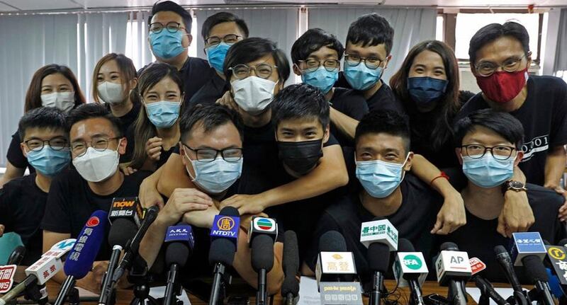 2020年7月15日，在初选中胜出的香港民主派立法会参选人出席联合记者会。（路透社）