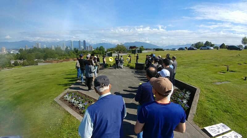 2019年6月2日，温哥华支持民主运动联合会（简称温支联）在科士兰墓园前，举办献花仪式。（记者柳飞）