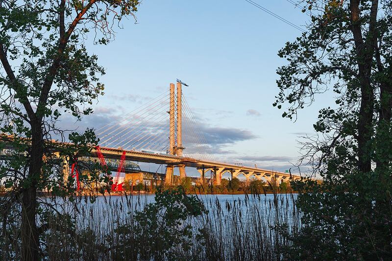 加拿大蒙特利尔的新萨缪尔·德·尚普兰大桥(Samuel De Champlain Bridge)，横跨圣劳伦斯河， 于2019 年6 月通车。(美联社资料)