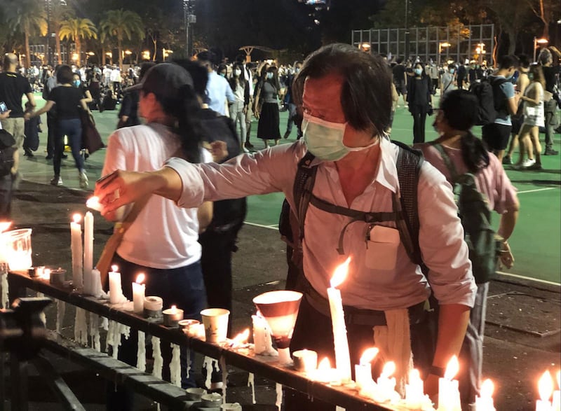 2020年6月4日，武汉肺炎疫情下， 仍有大批香港人到维园出席六四烛光晚会。（文海欣摄）