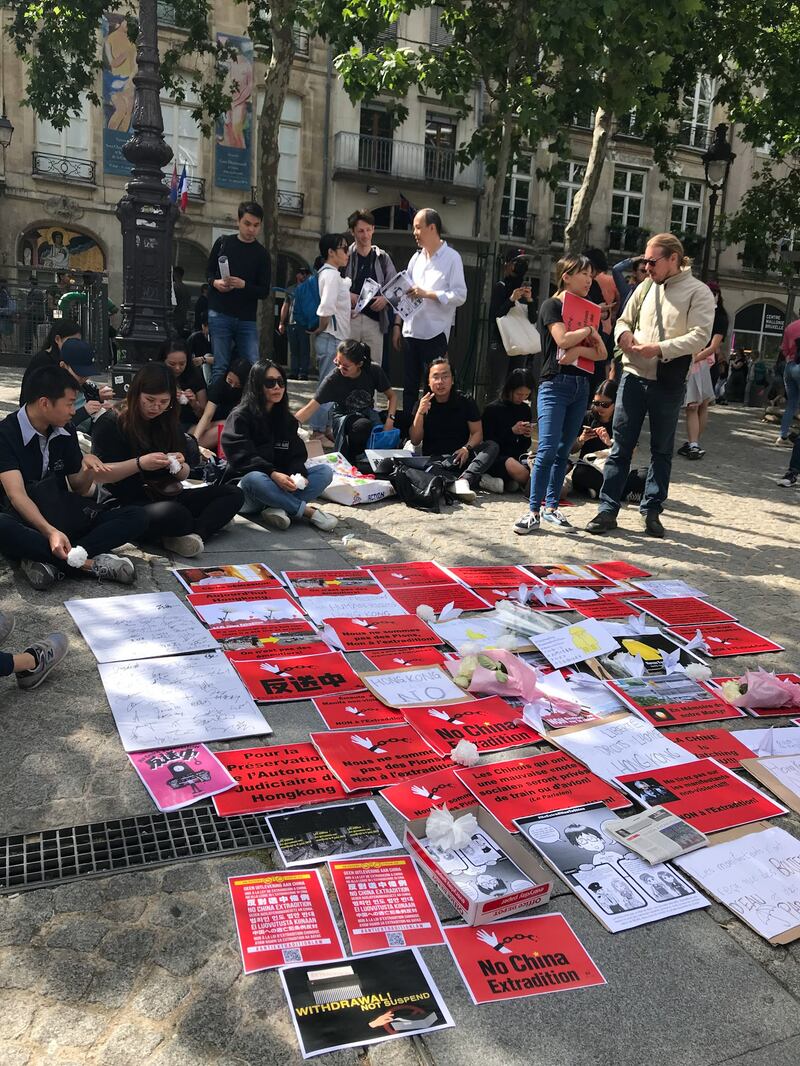 2019年6月16日，在巴黎的香港侨民也共襄盛举，齐聚蓬皮杜中心广场，要求港府完全撤回《逃犯条例》。集会中，也举行悼念仪式，为因“反送中”而坠楼逝世的同路人默哀，表达侨民们对他的敬意与哀伤。(记者蔡凌)