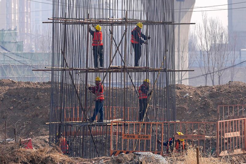 2024年3月14日，在河北雄安建筑工地上作业的工人。 (美联社图片)