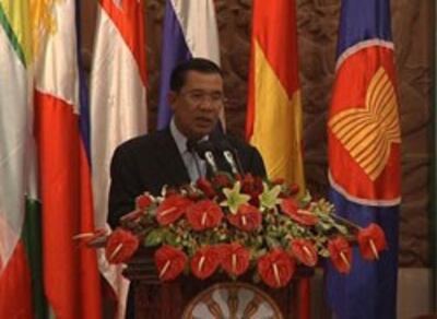 Thủ tướng Campuchia Hun Sen phát biểu khai mạc Hội nghị Bộ trưởng kinh tế ASEAN lần thứ 44, ngày 27/8/2012. Photo by Quốc Việt/RFA