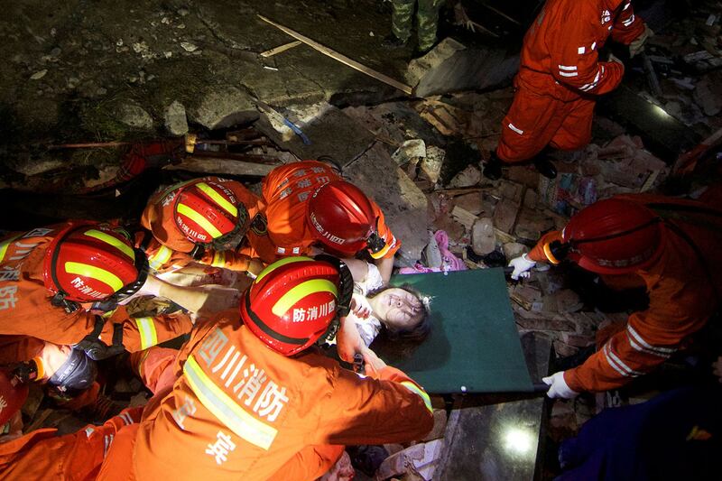  2019年6月17日，四川宜宾长宁县深夜发生6级地震，造成房屋倒塌，逾两百人伤亡。图为18日地震后，救援人员将一名妇女放在担架上。（路透社）