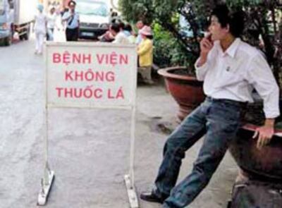 Hút thuốc ngay khu cấm của bệnh viện. Source benhvienHIV