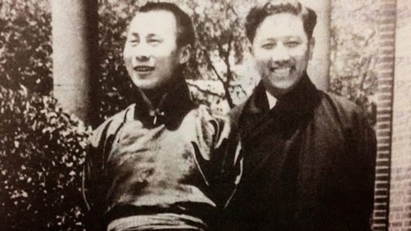 1954年，尊者达赖喇嘛与平措汪杰先生在北京合影。（图片来自网络）