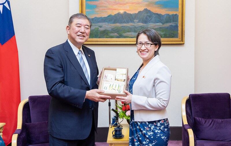 8月12日，台湾的副总统萧美琴（右）在总统府接见日本众议院议员石破茂（左一）率领的跨党派“思考日本安全保障议员之会”访问团时，感谢日本政府重申台海和平稳定的重要性。（台湾的总统府提供）