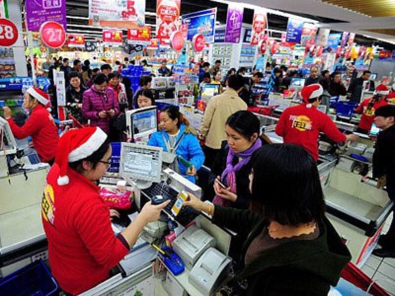 Chinese customers shop at a supermarket in Hangzhou, eastern China's Zhejiang province, Dec. 10, 2016.