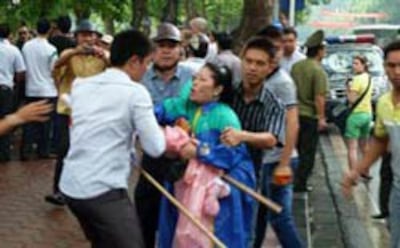 Trấn áp người biểu tình tại Hà Nội hôm 21/8/2011. AFP photo