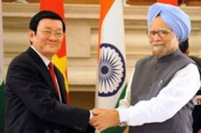 truong-tan-sang-indian-pm-12oct2011-250.jpg