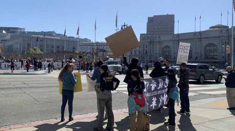 2021年3月，旧金山街头，支持香港抗争的人士与当地华侨团体对峙。（受访者提供）