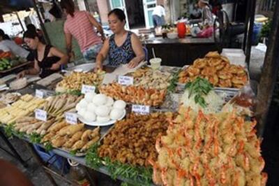 Thực phẩm ăn liền được bầy bán thoải mái. AFP