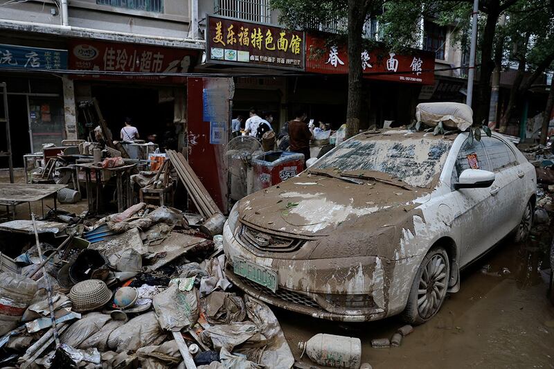 2024年7月3日，湖南省岳阳市平江县暴雨引发洪水，街道上有汽车和大量碎片。（路透社）