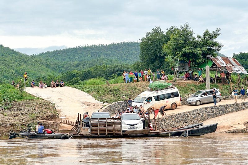 Residents who fled Lashio cross the Dokhtawaddy river near Sin In village, Hsipaw township, Myanmar, July 10, 2024. (RFA)