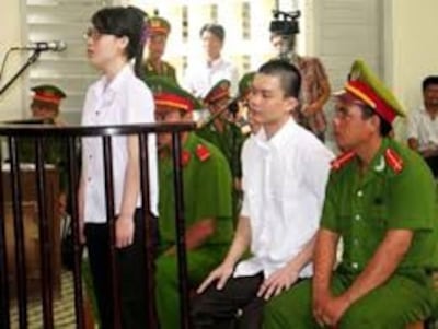 Hai sinh viên Phương Uyên và Nguyên Kha tại Tòa án nhân dân tỉnh Long An ngày 16 tháng 5, 2013