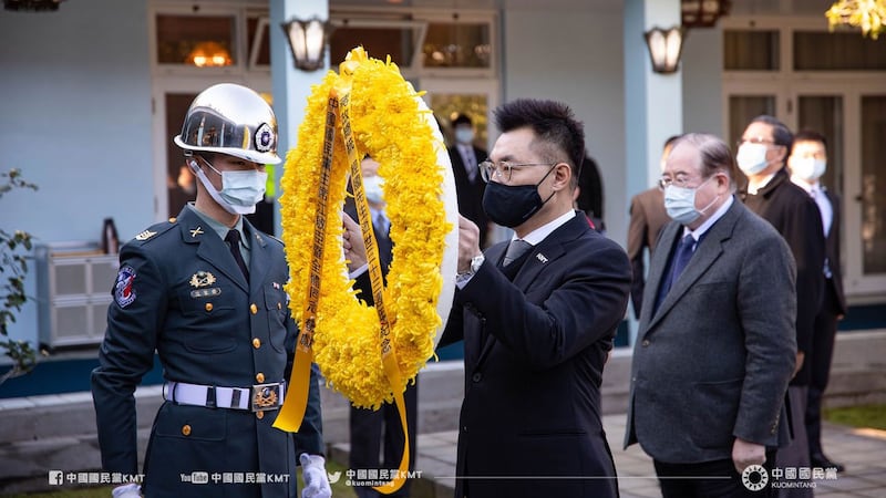 蒋经国逝世三十三周年，国民党主席江启臣十三日率党务干部前往桃园头寮陵寝献花致敬。（国民党脸书）