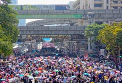 Tại khu vực Central World một khu mua sắm lớn nhất của thành phố Bangkok khoảng 5 ngàn người cũng đã bắt đầu tập trung biểu tình chống chính phủ (22/12/2013) RFA