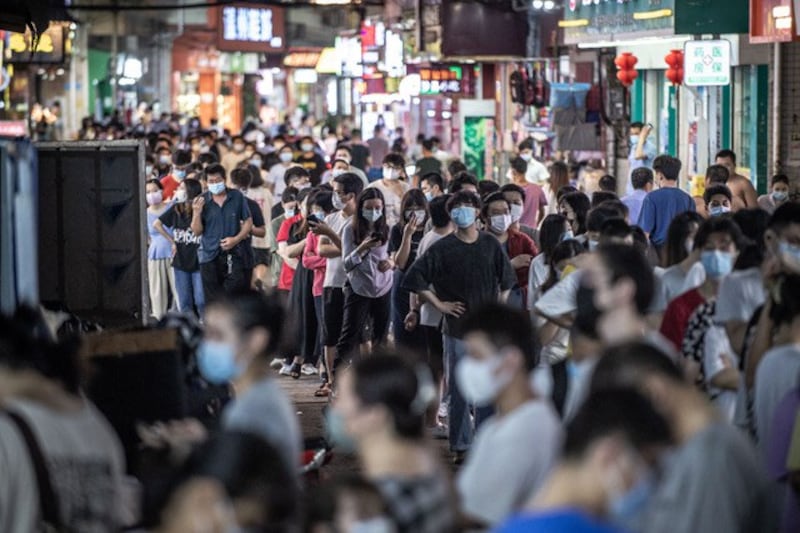 广东疫情升温，大批民众排队检测核酸。(法新社)