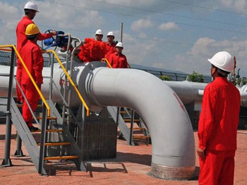 Chinese workers of China Petroleum and Chemical Corp. (Sinopec) install pipes at a natural gas gathering station in Puyang, central China's Henan province, July 31, 2016.