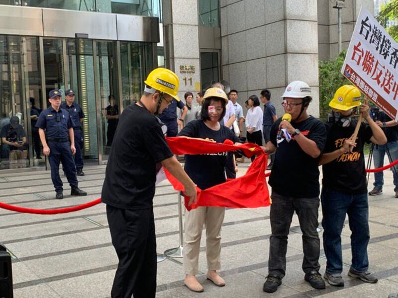 台联与郭宝胜联手撕毁五星旗。(记者 黄春梅摄)