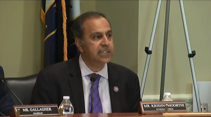 民主党籍众议员拉贾·克里希纳穆提（Raja Krishnamoorthi ）则表示，应对中国的经济野心是与中共战略竞争的核心。（听证会直播截图）