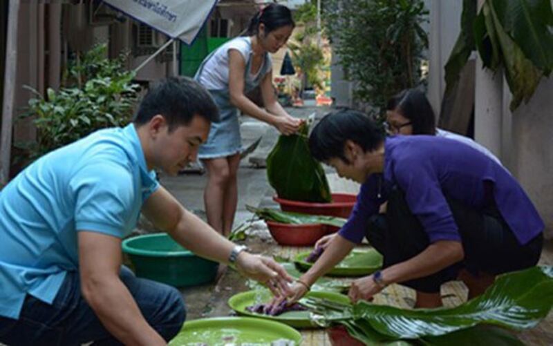 Người Việt Nam tại Thái Lan chuẩn bị gói bánh chưng đón Tết, ảnh minh họa.