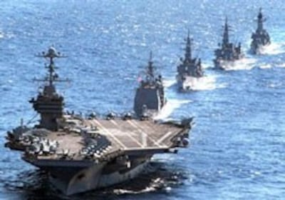 Tàu sân bay USS George Washington dẫn một tàu tuần dương tên lửa và ba tàu khu trục của Nhật Bản trong thời gian Mỹ-Nhật tập trận quân sự ở Thái Bình Dương vào ngày 10/12/2010. AFP photo.