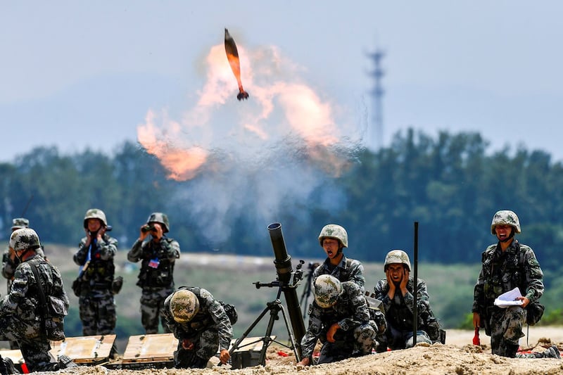 资料图片：2021年5月22日，解放军士兵在安徽省的实弹演习中发射迫击炮弹。（VIA REUTERS）