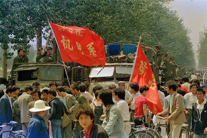 1989年5月22日，北京市民围观被困三天的解放军部队。（美联社）