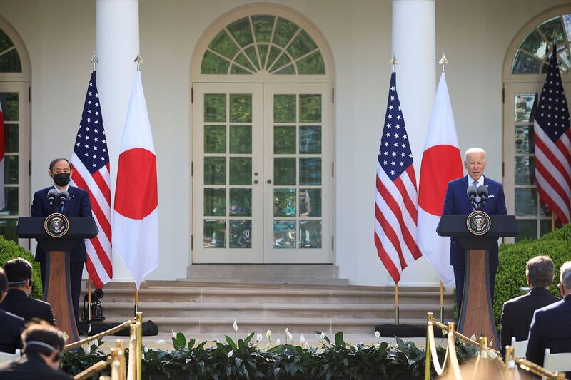 2021年4月16日，美国总统拜登和日本首相菅义伟在白宫玫瑰花园举行联合新闻发布会首提台海问题 。（路透社）