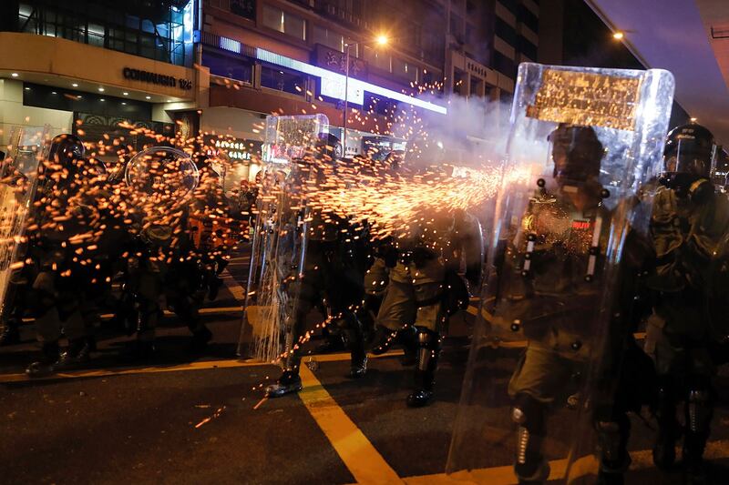 2019年7月28日，香港防暴警察向抗议者发出催泪弹。（美联社）