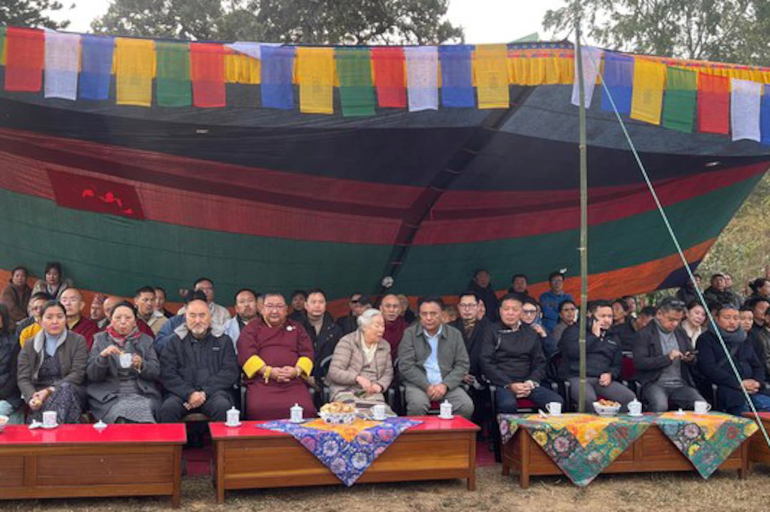 Die Tibeter nehmen an der Beerdigung von Gyalo Thondup, dem Bruder des Dalai Lama, in Kalimpong, Indien, Februar teil. 11,