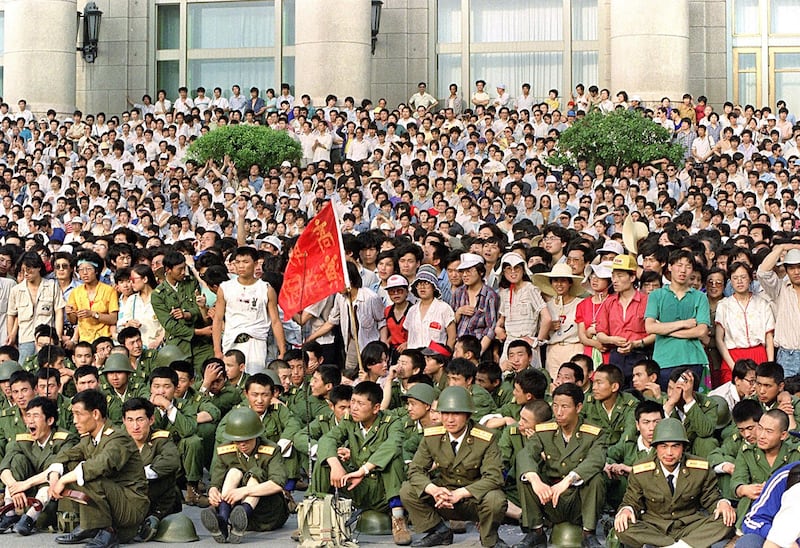 1989年6月3日下午，人民大会堂附近发生军民冲突。（法新社）