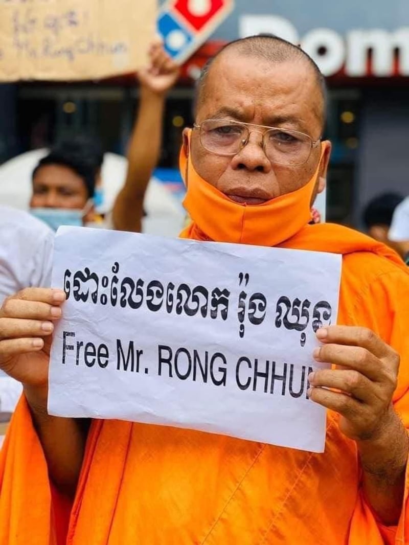 Sim Sovandy at a protest calling for the release of Rong Chhun in Phnom Penh, Aug. 4, 2020.