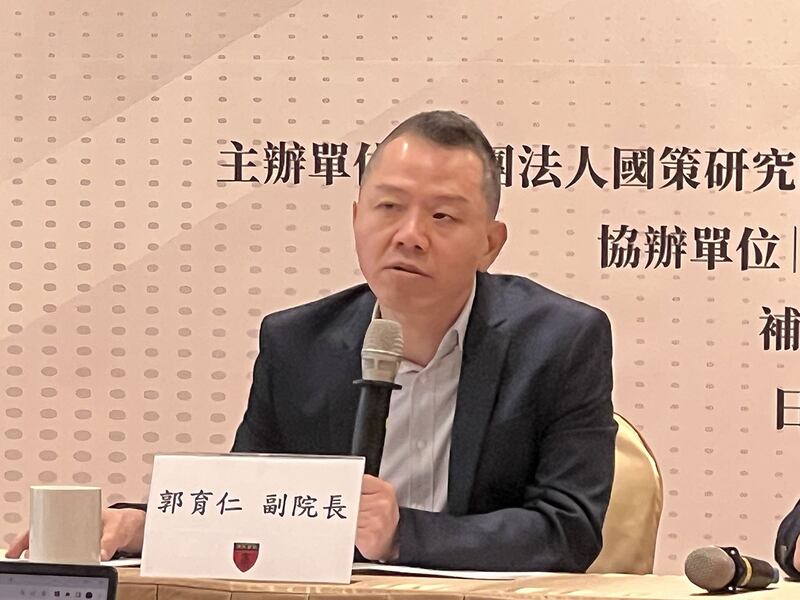 台湾的国策院副院长郭育仁分析美日韩峰会意义。(记者 黄春梅摄)