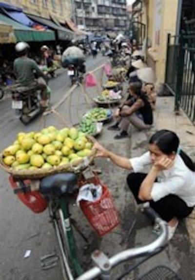 Người dân chất phát bán rong kiếm từng đồng. AFP