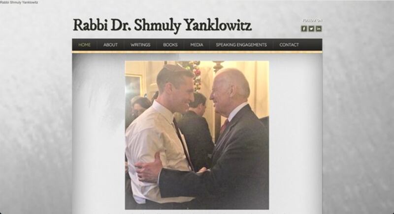 Rabbi Shmuly Yanklowitz shakes hands with US President Joe Biden in an undated photo. (RFA screenshot of Rabbi Dr. Shmuly Yanklowitz's website)