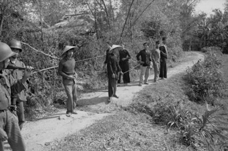 Những người lính bị bắt làm tù binh trong chiến tranh Việt Nam. Ảnh chụp tại một làng, tháng 3/1965.